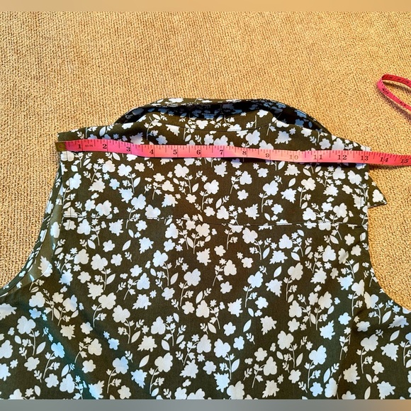 Cabi Sleeveless Button Up Tanks Size small - Picture 8 of 8